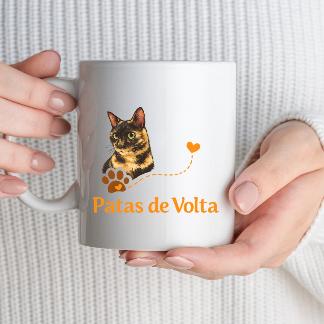 Caneca Patas de Volta nas maos de uma pessoa.