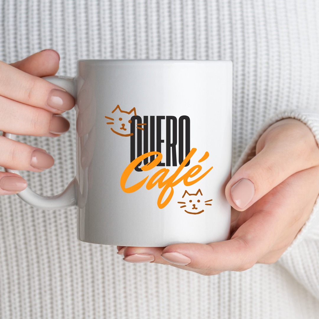 Caneca Quero Cafe nas maos de uma pessoa.